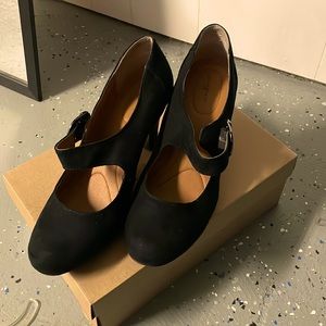Jaclyn Smith black sued pumps